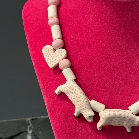 Parrot Pearls Ceramic Vintage Piglet Necklace - Picture 10 of 12